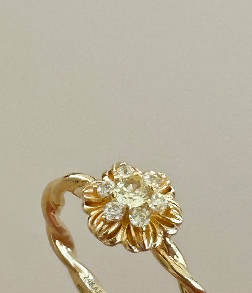 24Kae  Ring With Twisted Band And Flower 124108Y Gold colored