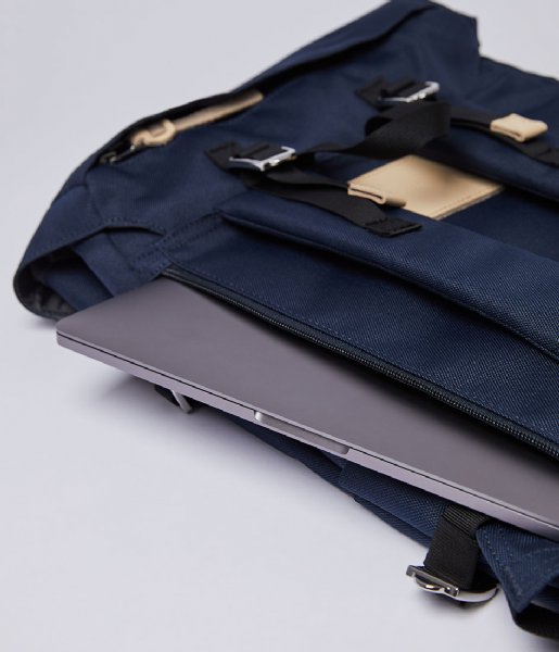 Sandqvist Laptop rugzak Harald 15 Inch navy with natural leather (1376) Sandqvist Laptop rugzak Harald 15 Inch navy with natural leather (1376)