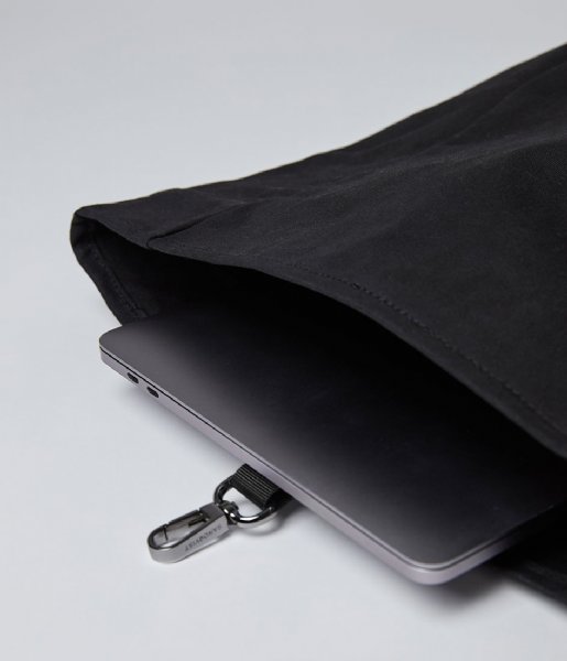 Sandqvist Laptop rugzak Dante Metal Hook 15 Inch Black with black webbing (SQA1579) Sandqvist Laptop rugzak Dante Metal Hook 15 Inch Black with black webbing (SQA1579)